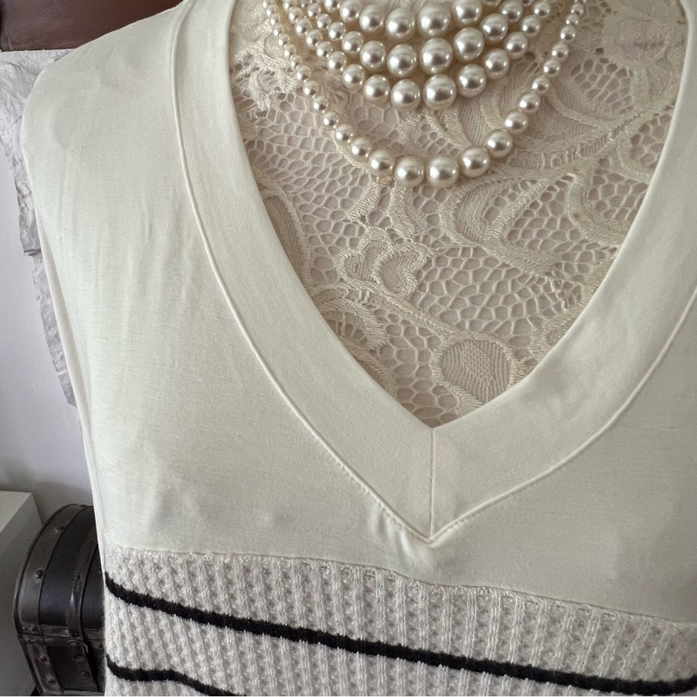 C&C California V-Neck Top Black and Cream Size Medium NWOT - Picture 3 of 8